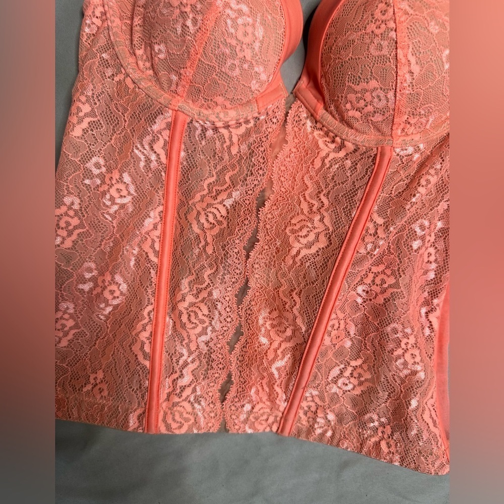 Chic Lace Bustier in Coral - Picture 5 of 10